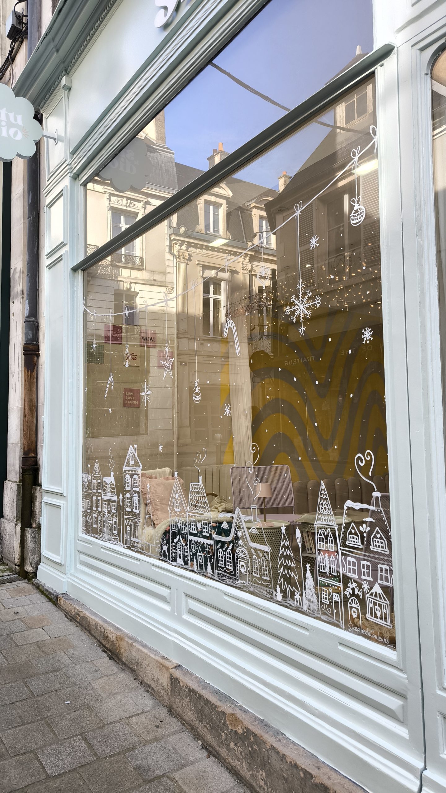 Illustration de noël pour la vitrine du Café créatif "Le Studio" à Bourges