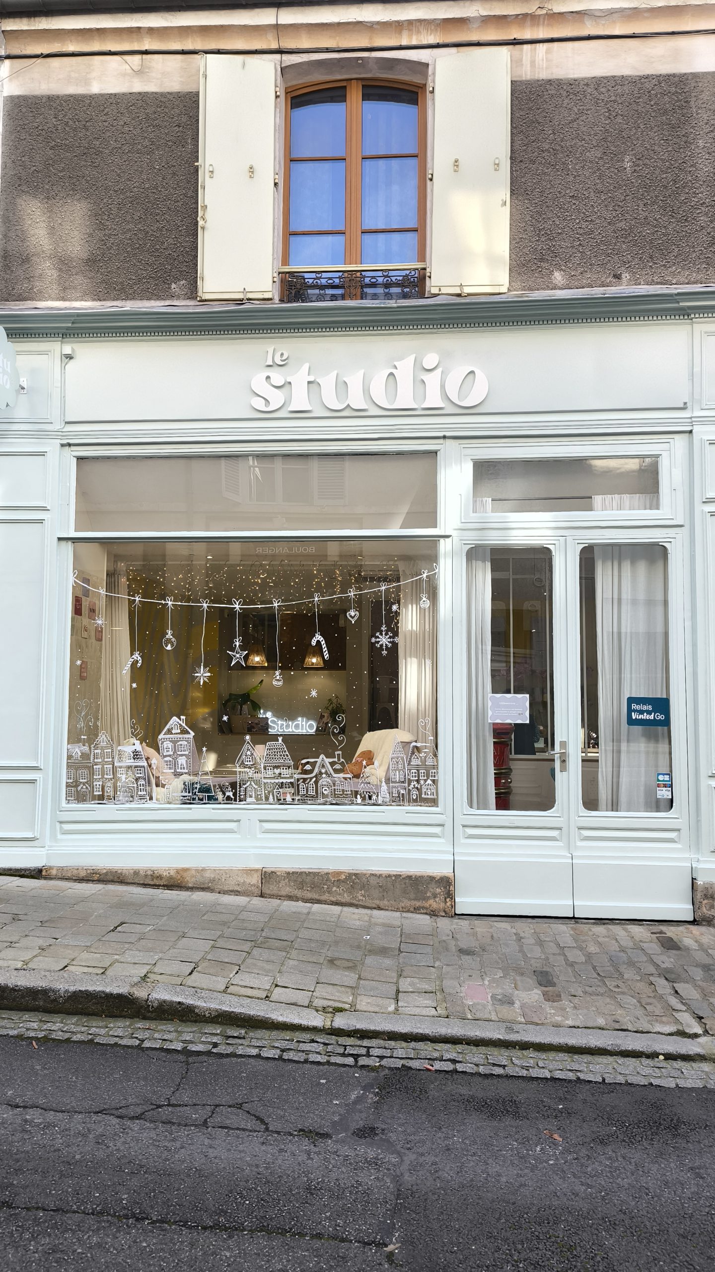 Illustration de noël pour la vitrine du Café créatif "Le Studio" à Bourges